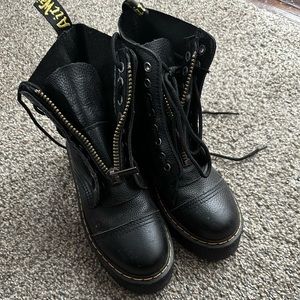 Size 7 women’s dr Martens